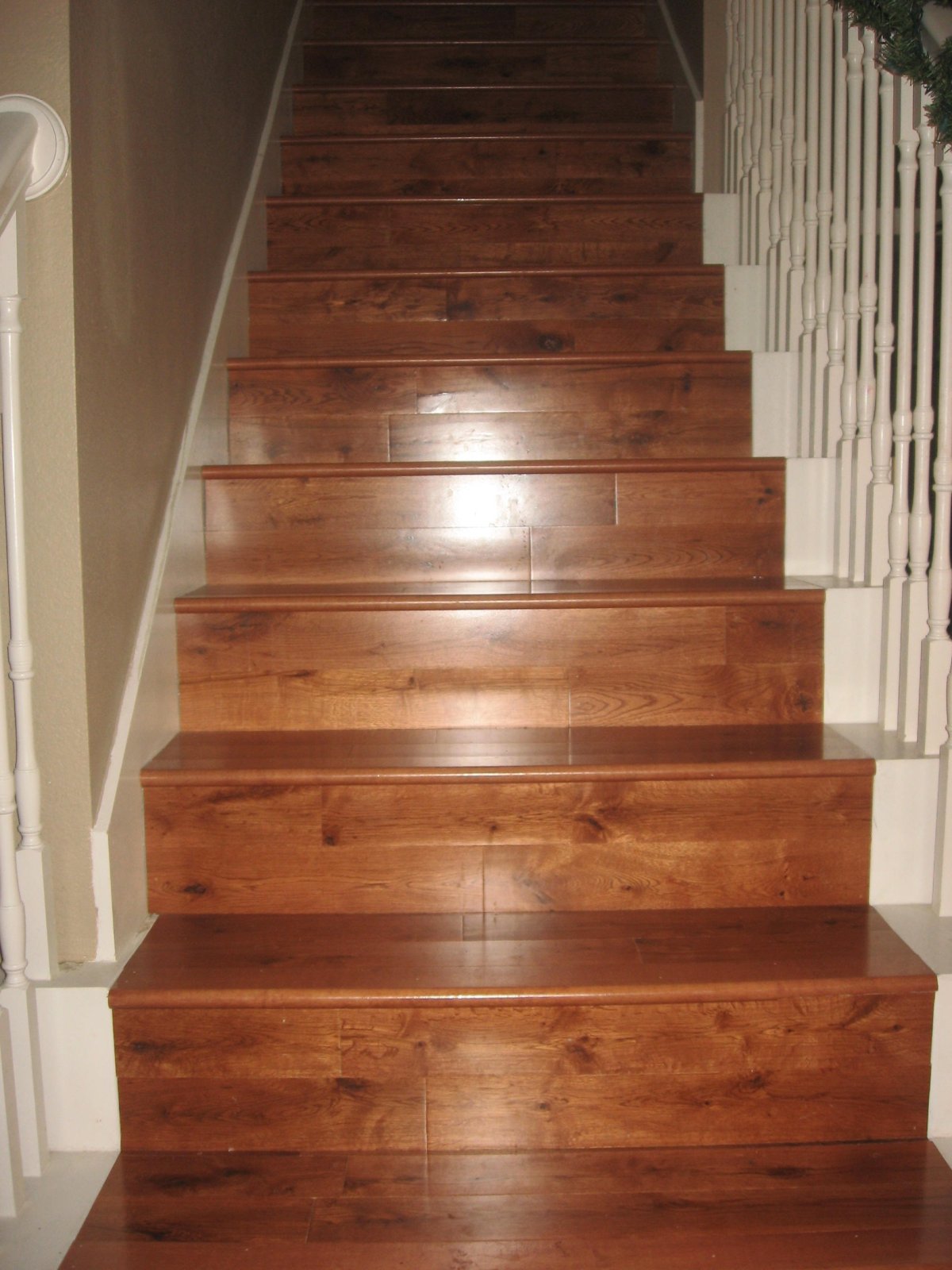 Лестница обшитая ламинатом