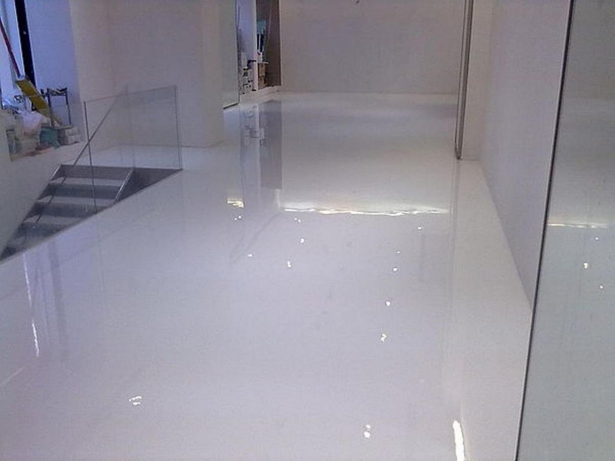 Стеклянный пол c аквариумом