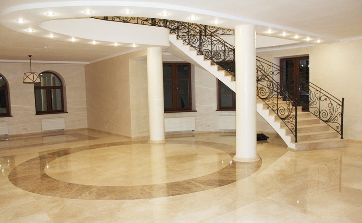 Лестница из Неро Марквино