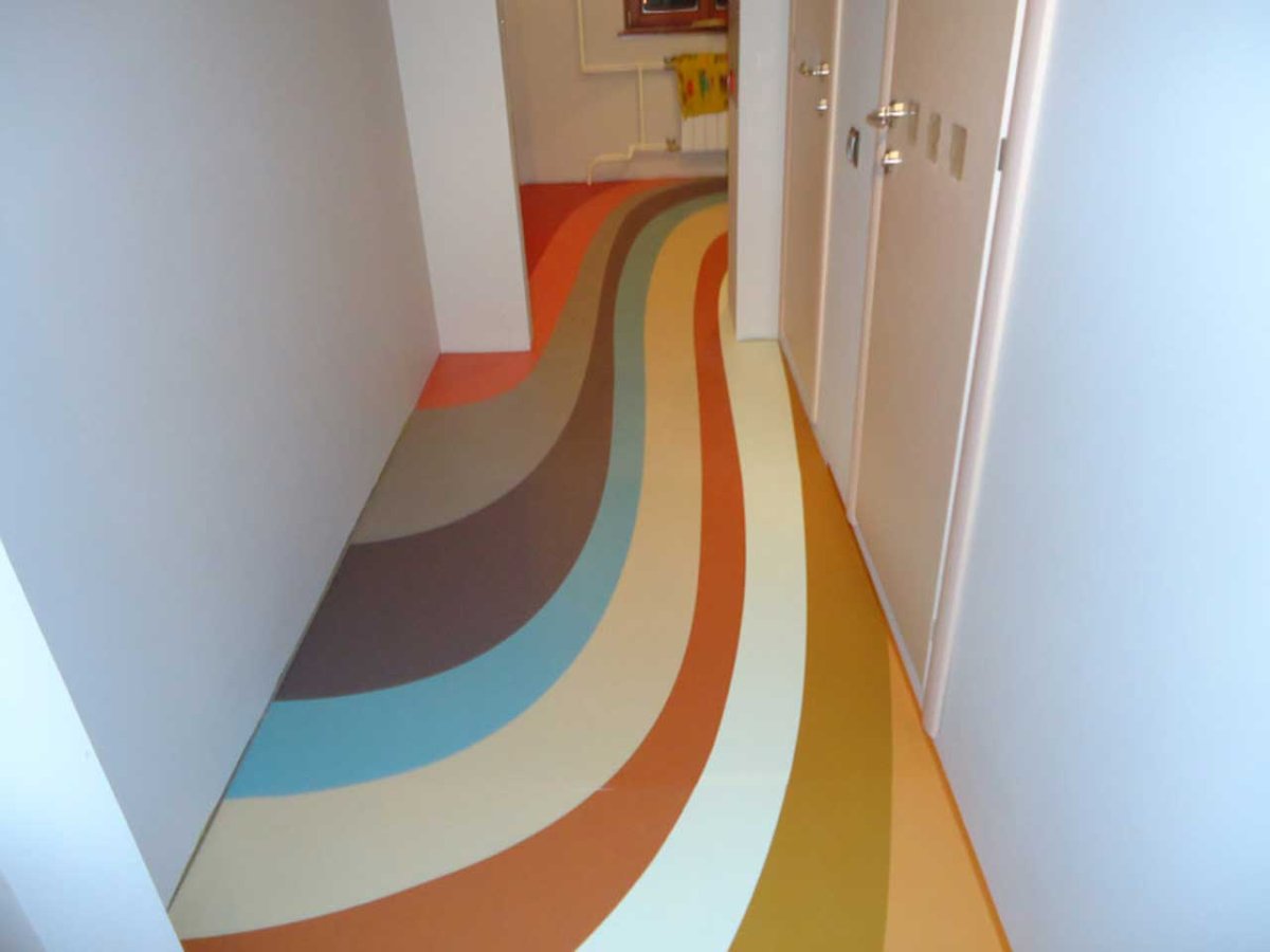 Кресло под лестницей