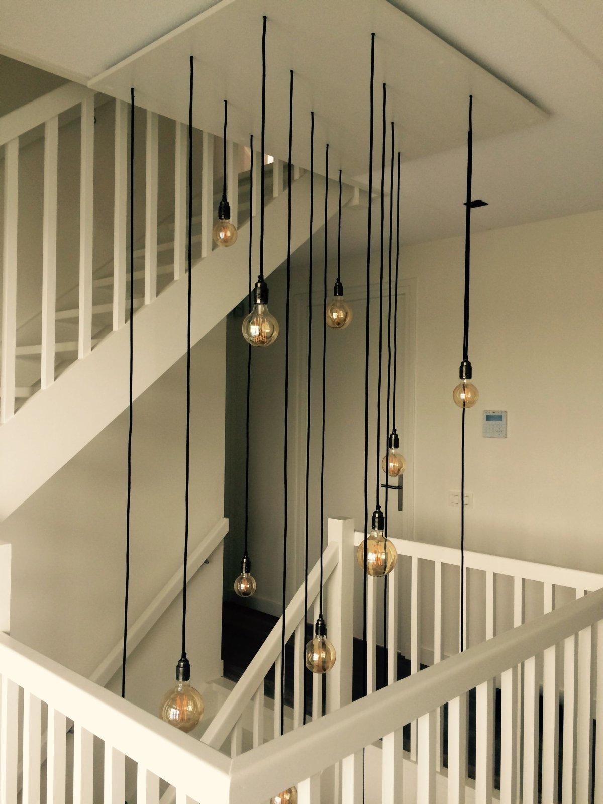 Висячие светильники над лестницей интересные