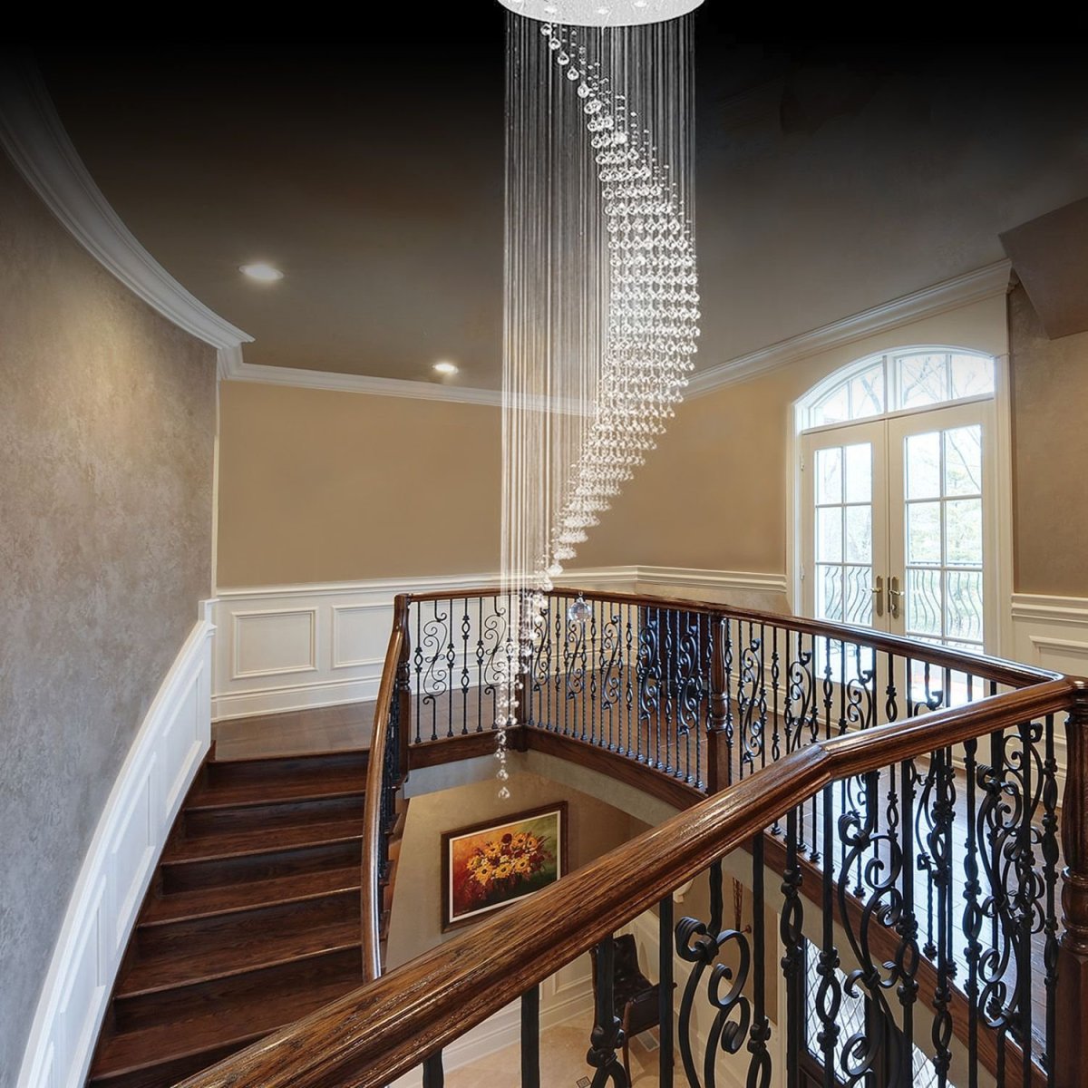 Потолок в холле с лестницей