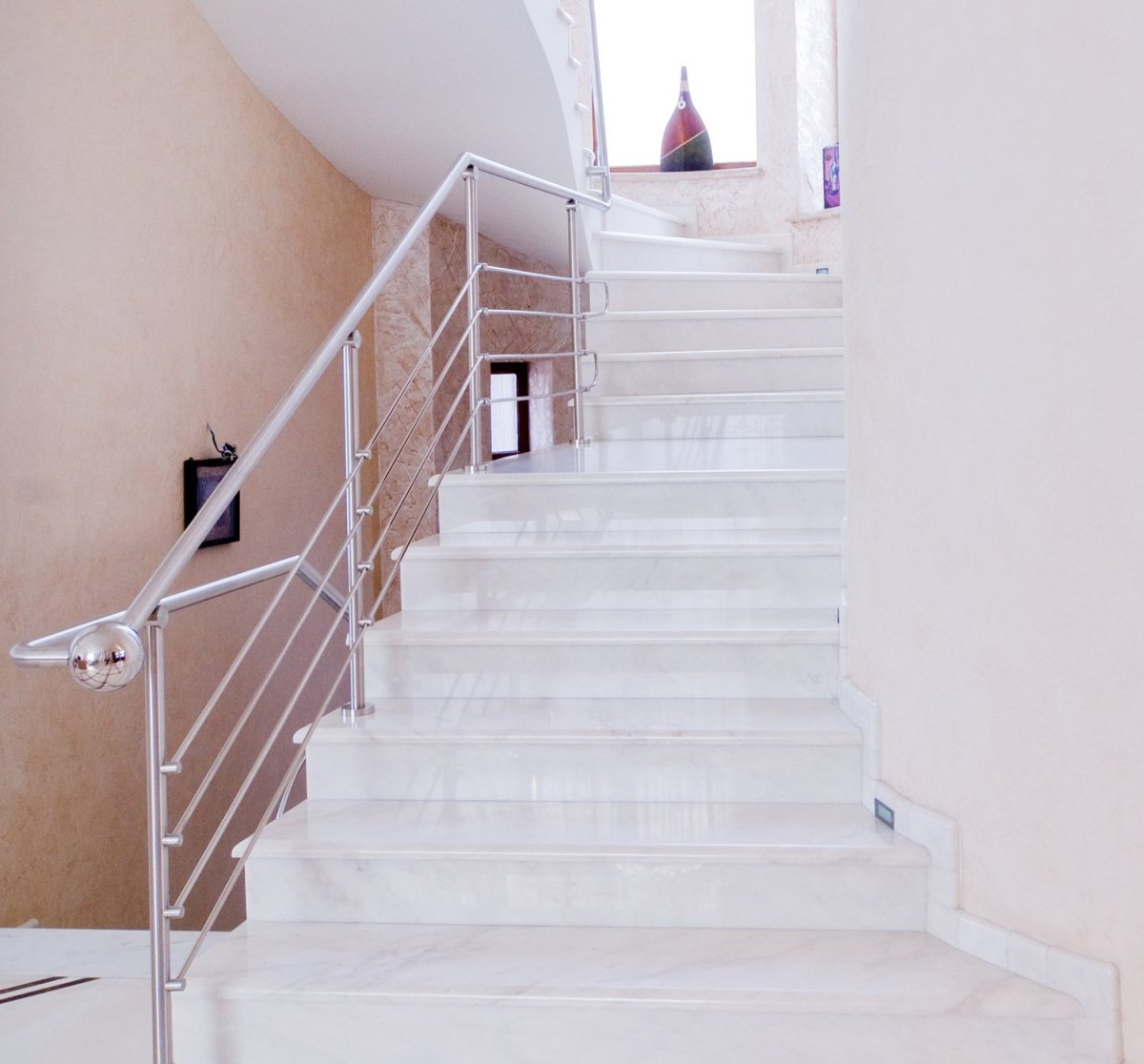 Лестница с мраморными ступенями