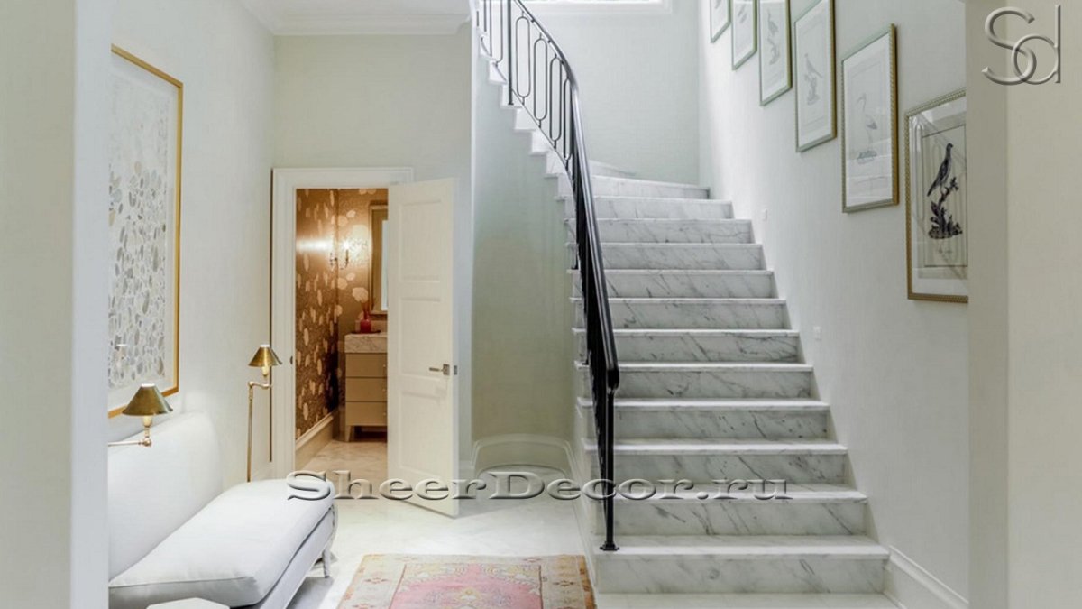 Каменная лестница в доме