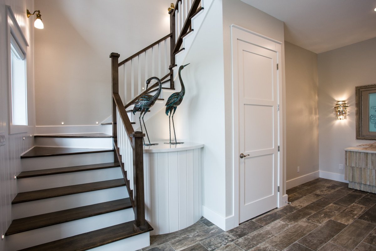 Коридор с лестницей в классическом стиле