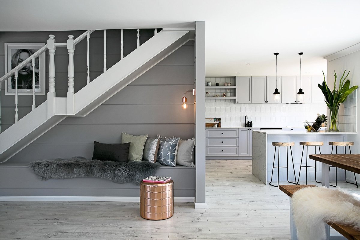 Входная дверь под лестницей