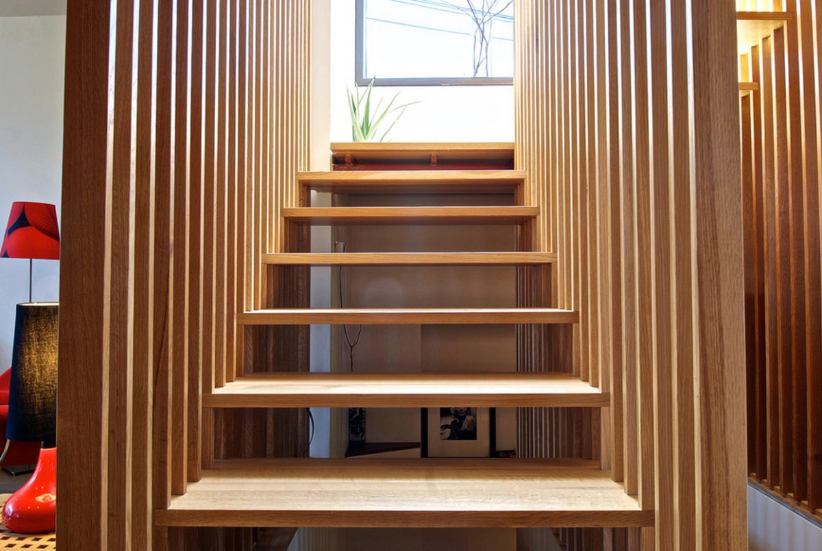 Лестница с деревянными рейками