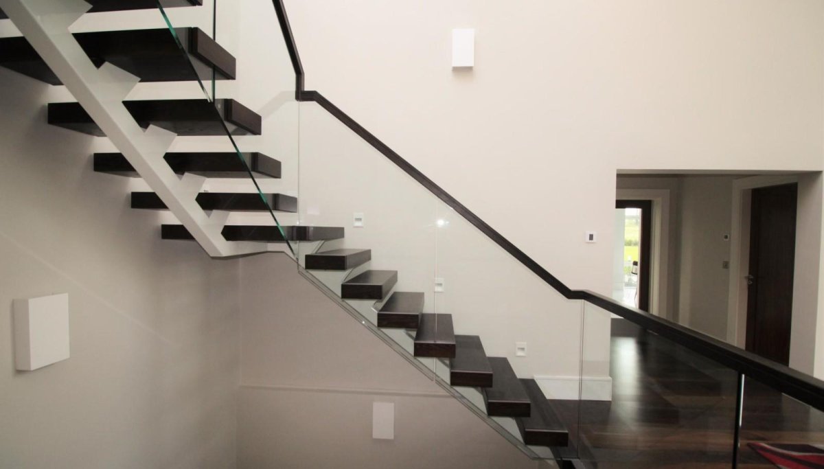 Темный косоур светлые ступени