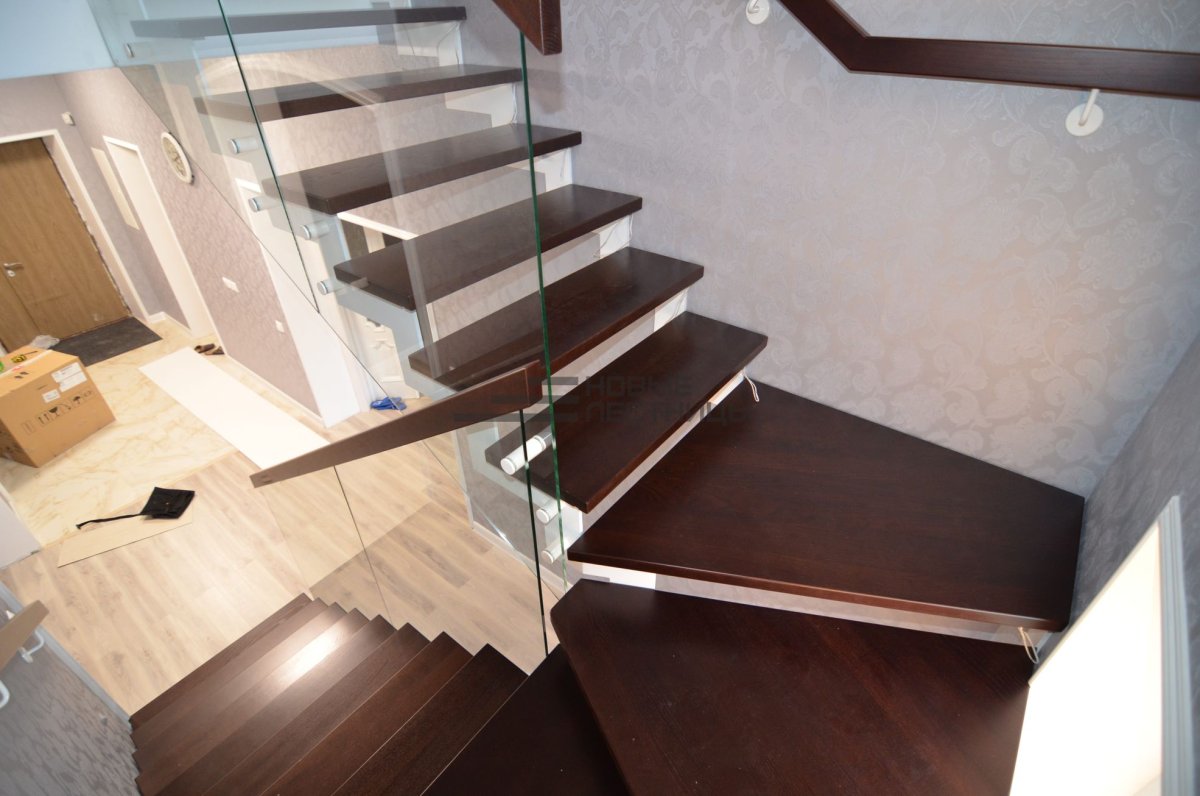 Лестница на больцах с косоуром стеклянная