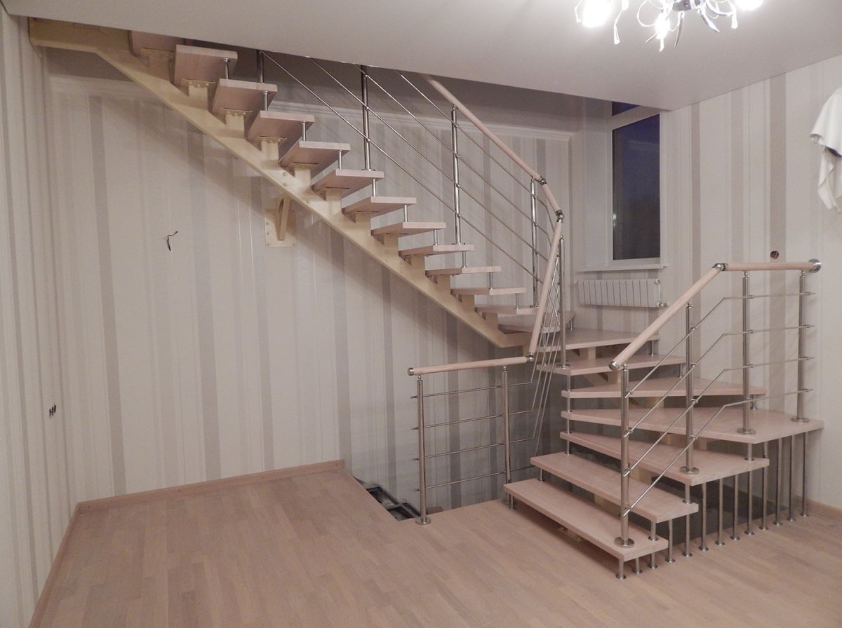 Лестница на монокосоуре серая