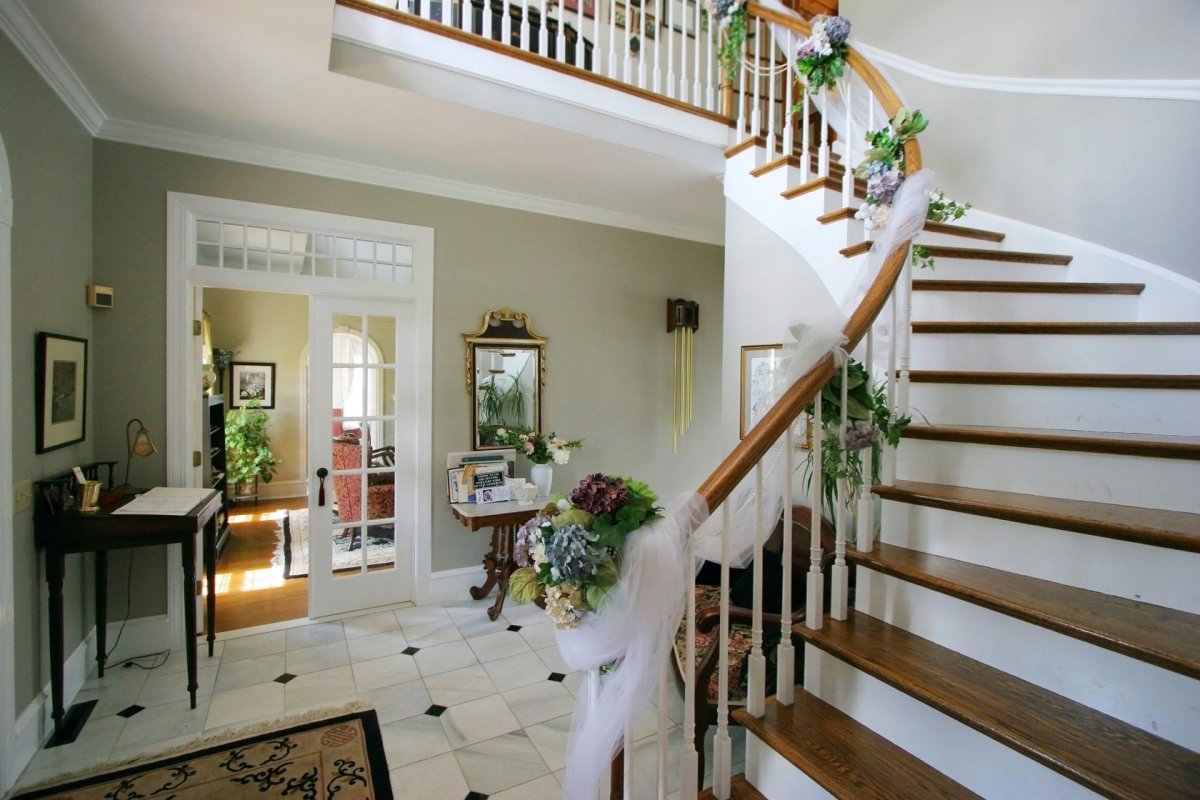 Холл в доме с лестницей