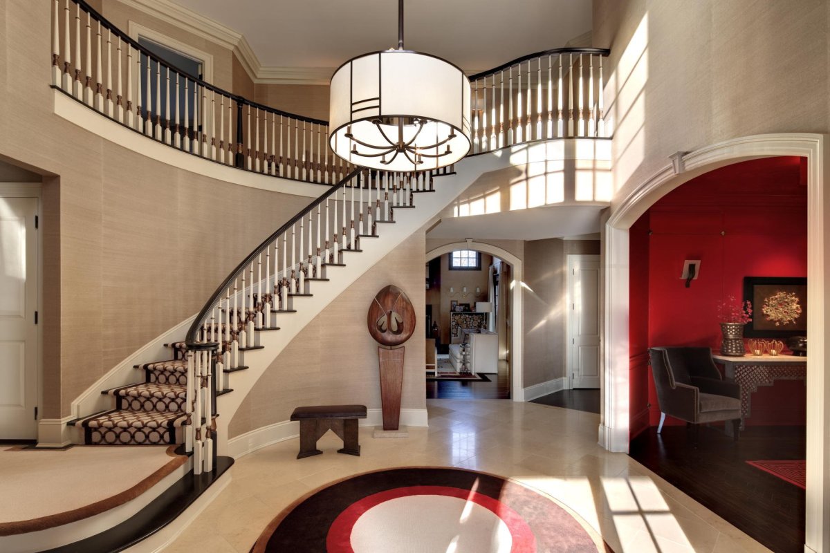 Красивый двухэтажный дом внутри