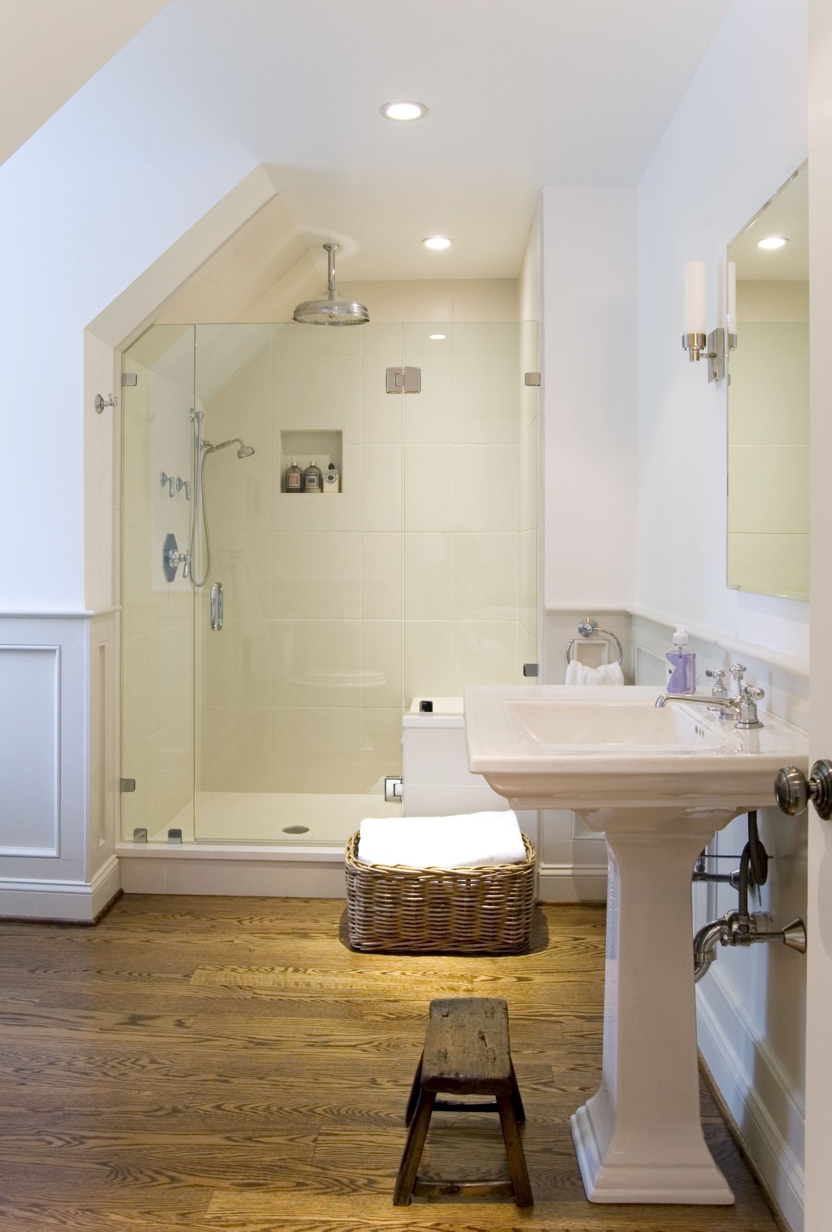 Туалетная комната с раковиной в мансарде