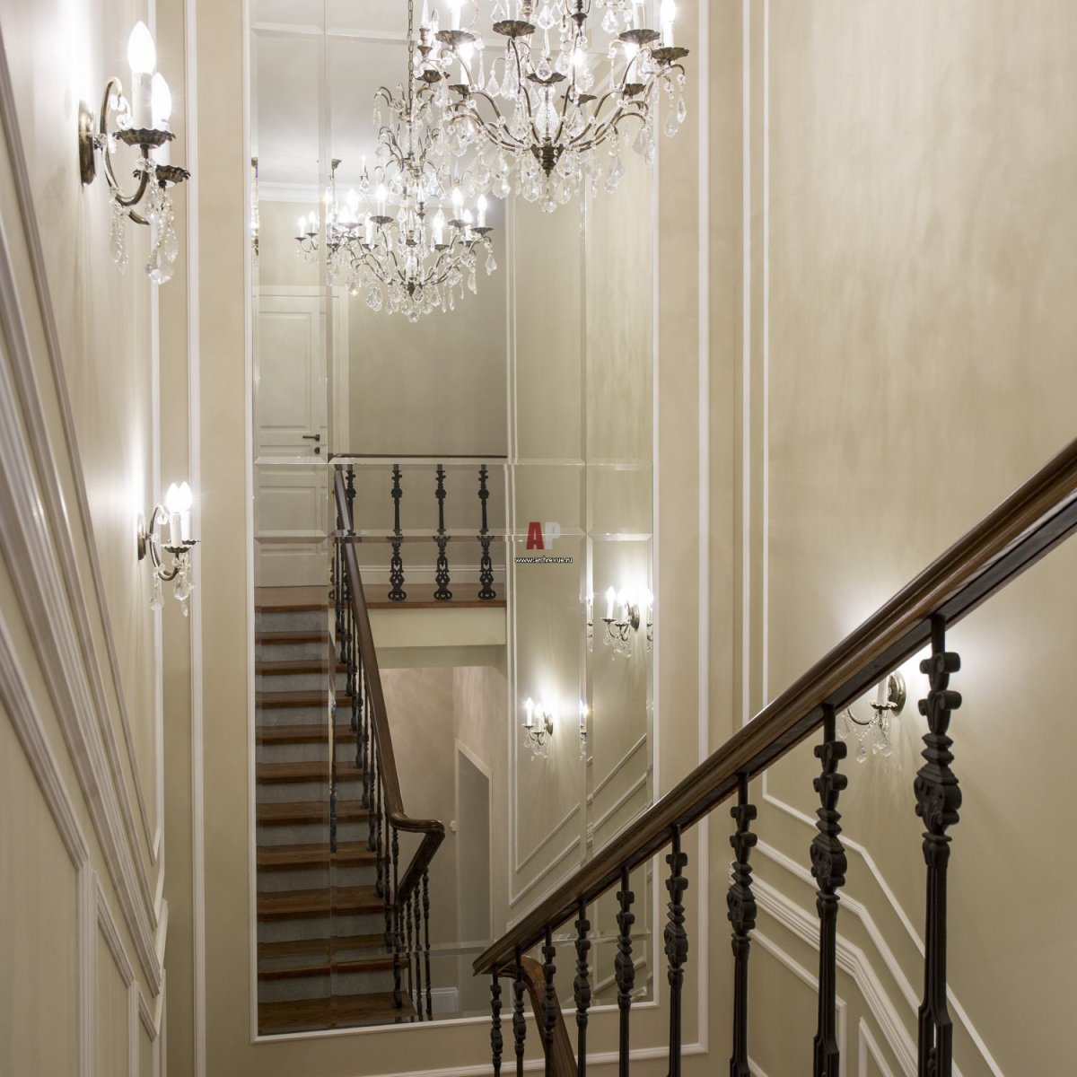 Молдинги в интерьере лестницы