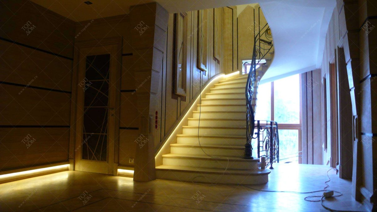 Подсветка классической лестницы