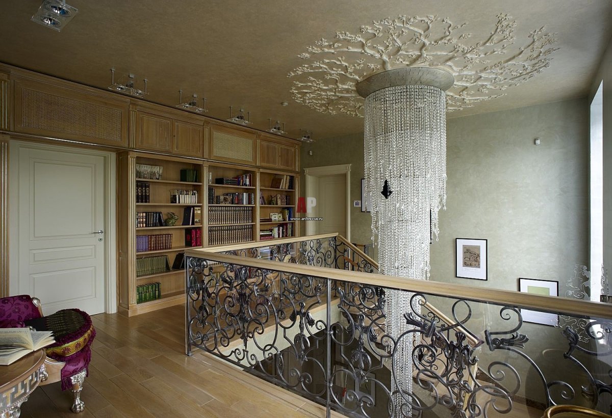 Люстры для холла в загородном доме