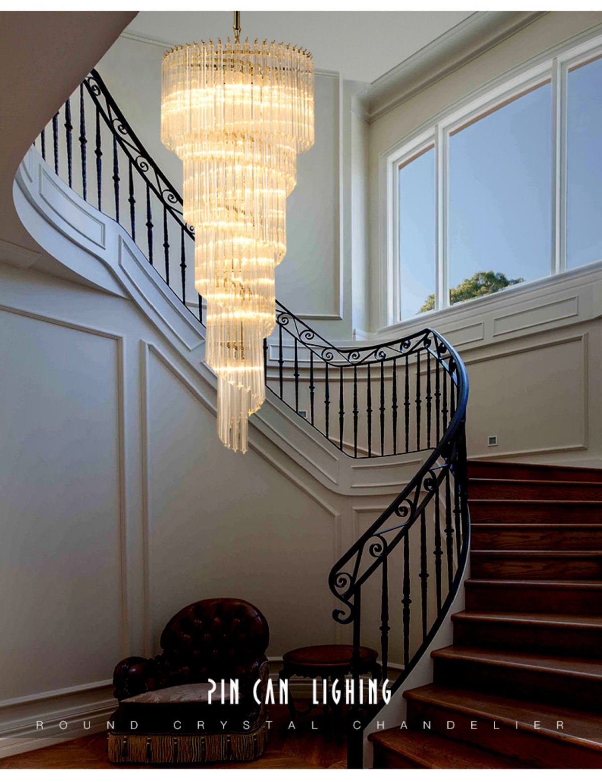 Люстра над лестницей