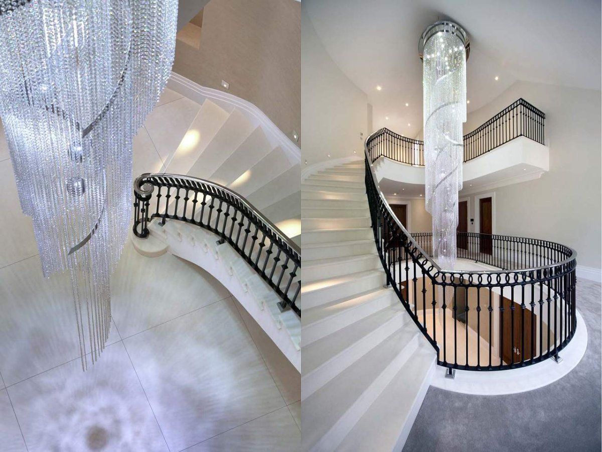 Кованная люстра над лестницей