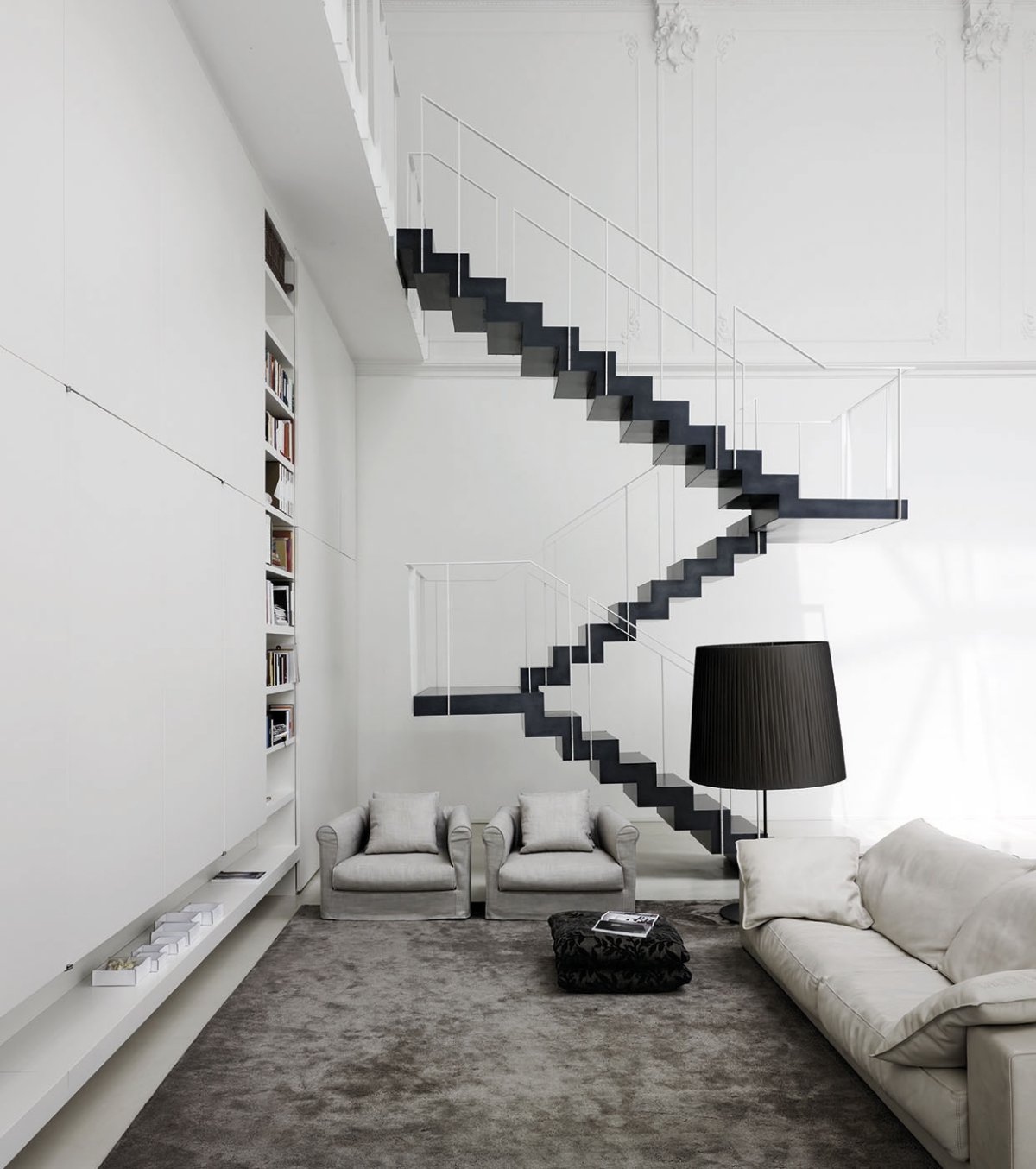 Фотосессия в студии минимализма с лестницей на стене