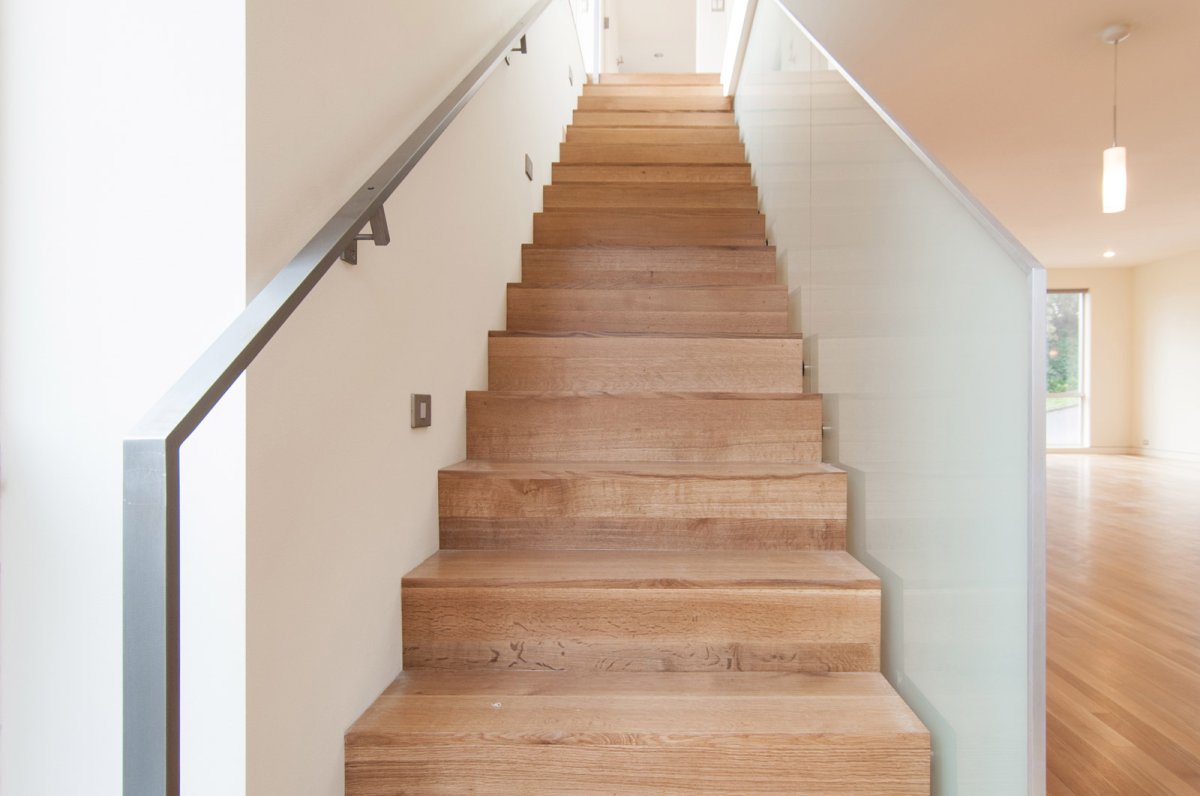 Отделка лестницы ламинатом