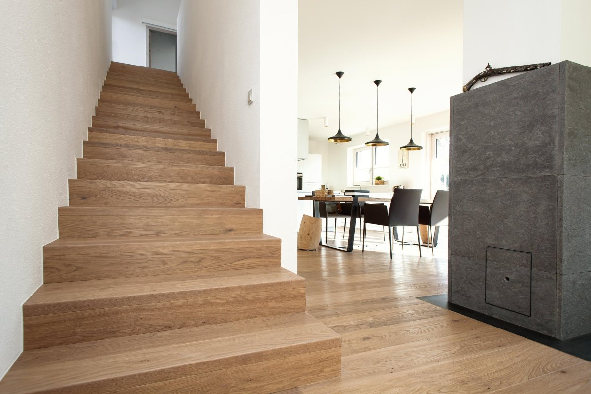 Лестница отделанная ламинатом