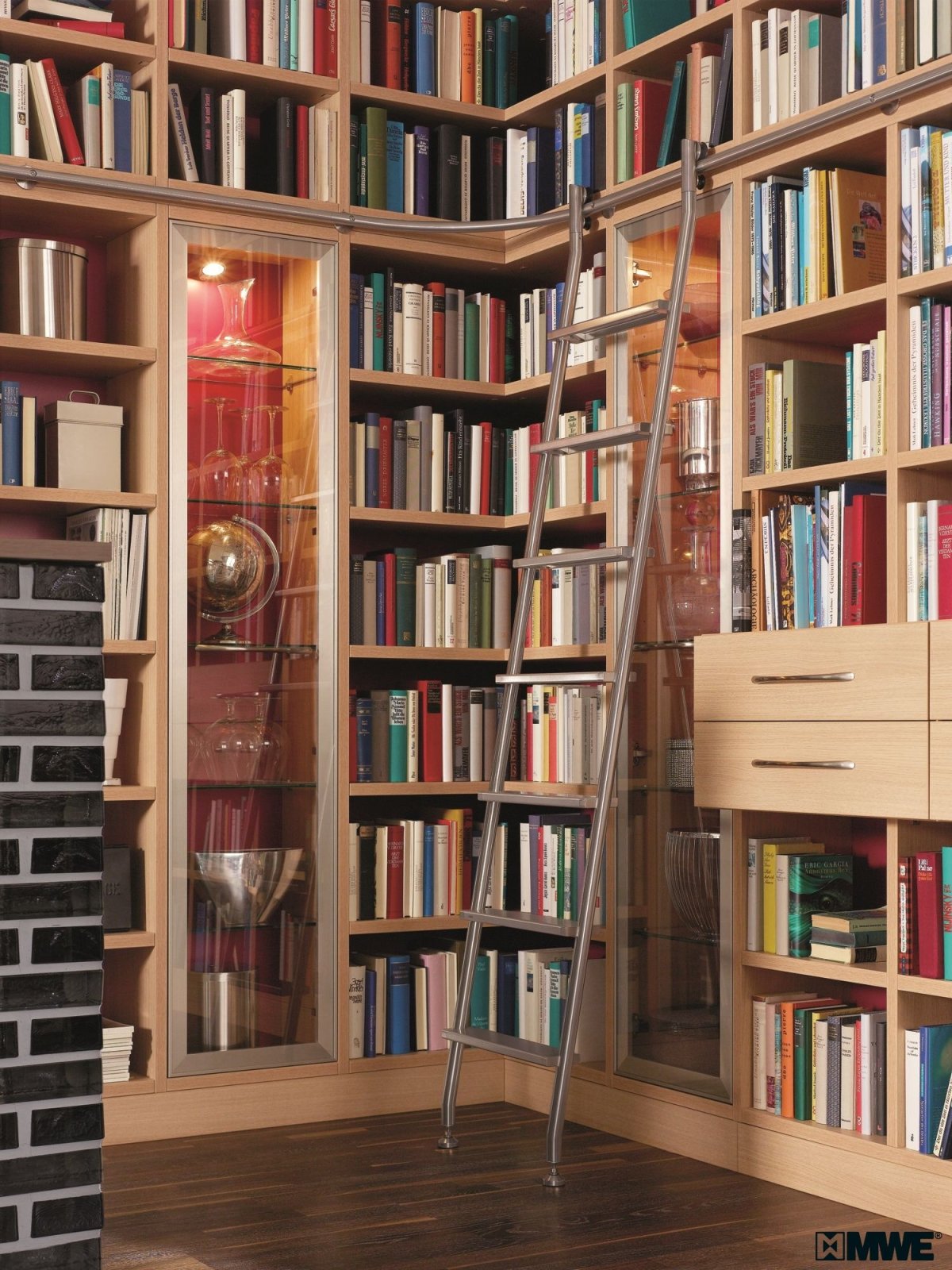 Книжный шкаф под лестницей