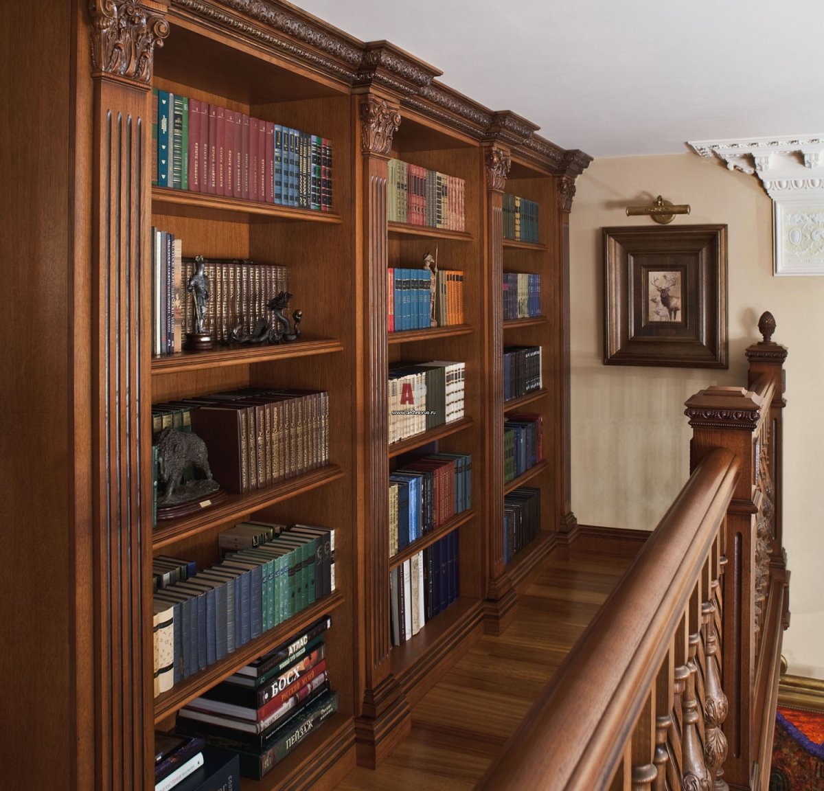 Шкаф под лестницей с книжными полками