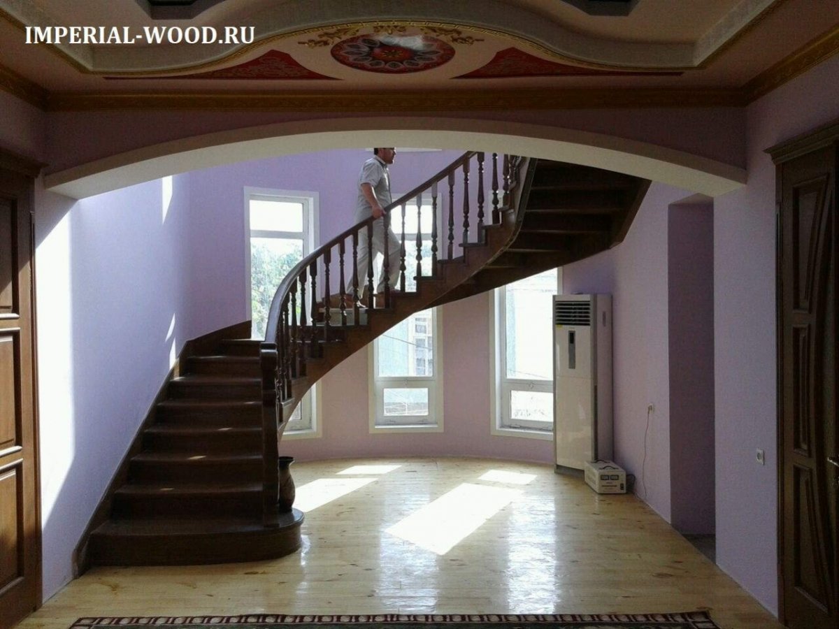 Полувинтовая лестница в частном доме