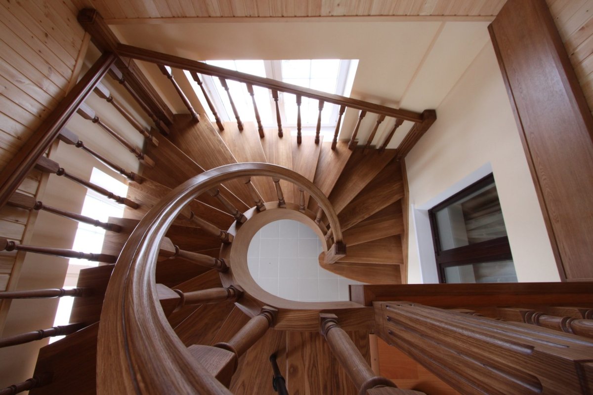Круговая лестница из дерева