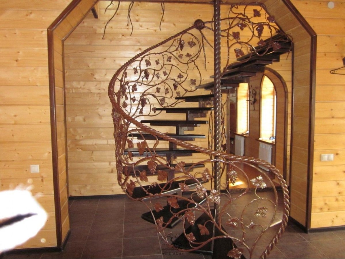 Кованная лестница на второй этаж