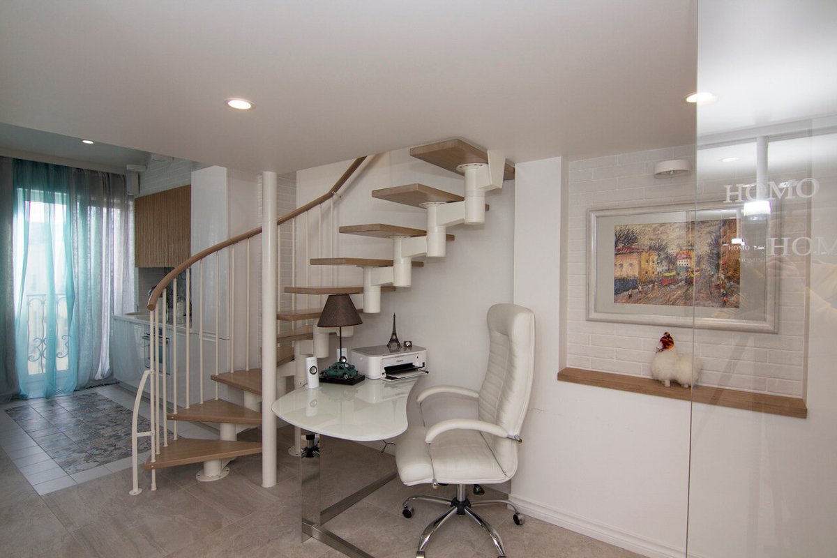 Полувинтовая лестница на второй этаж