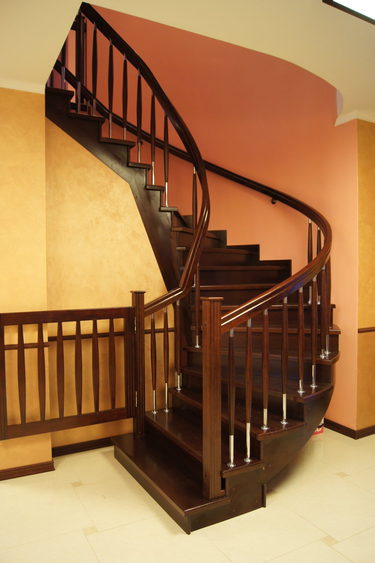 Перила лестницы на втором этаже