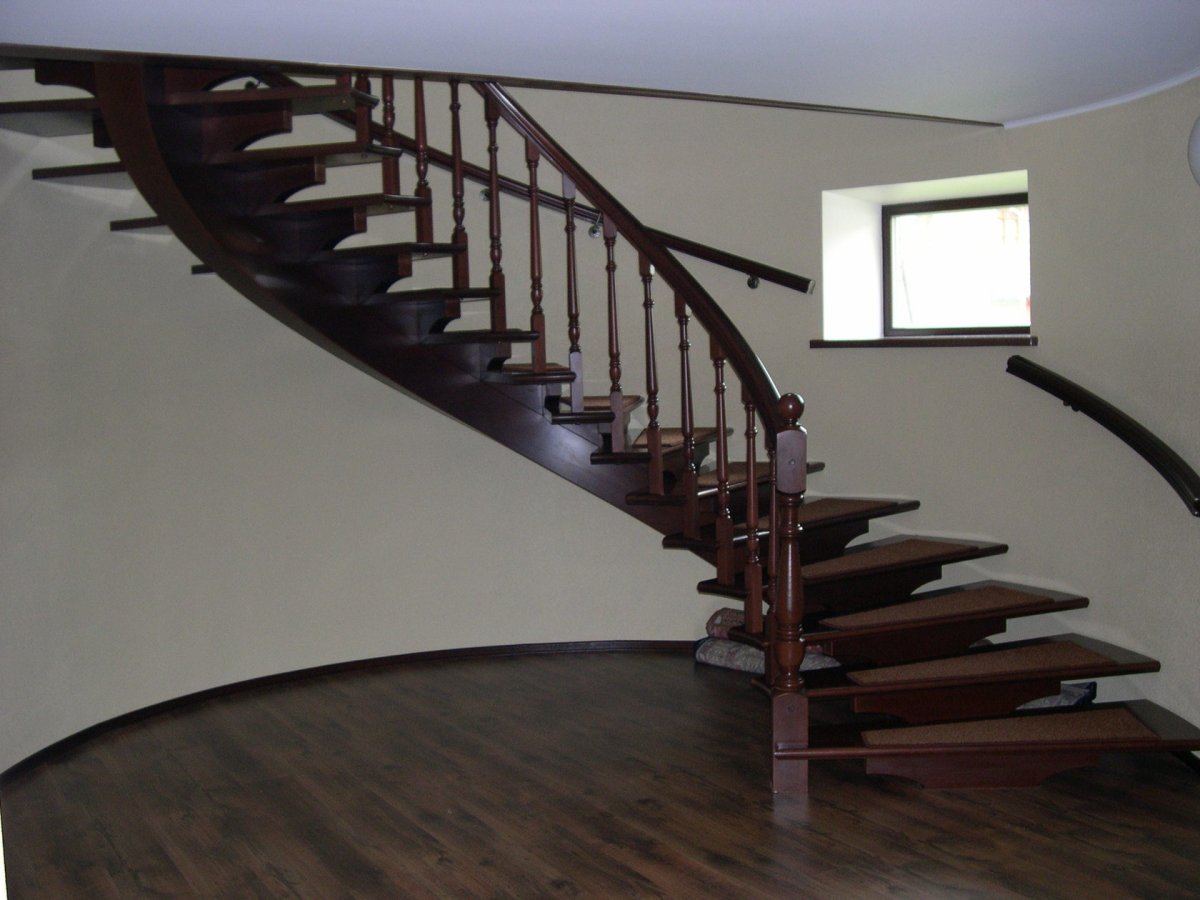 Полувинтовая лестница на второй этаж