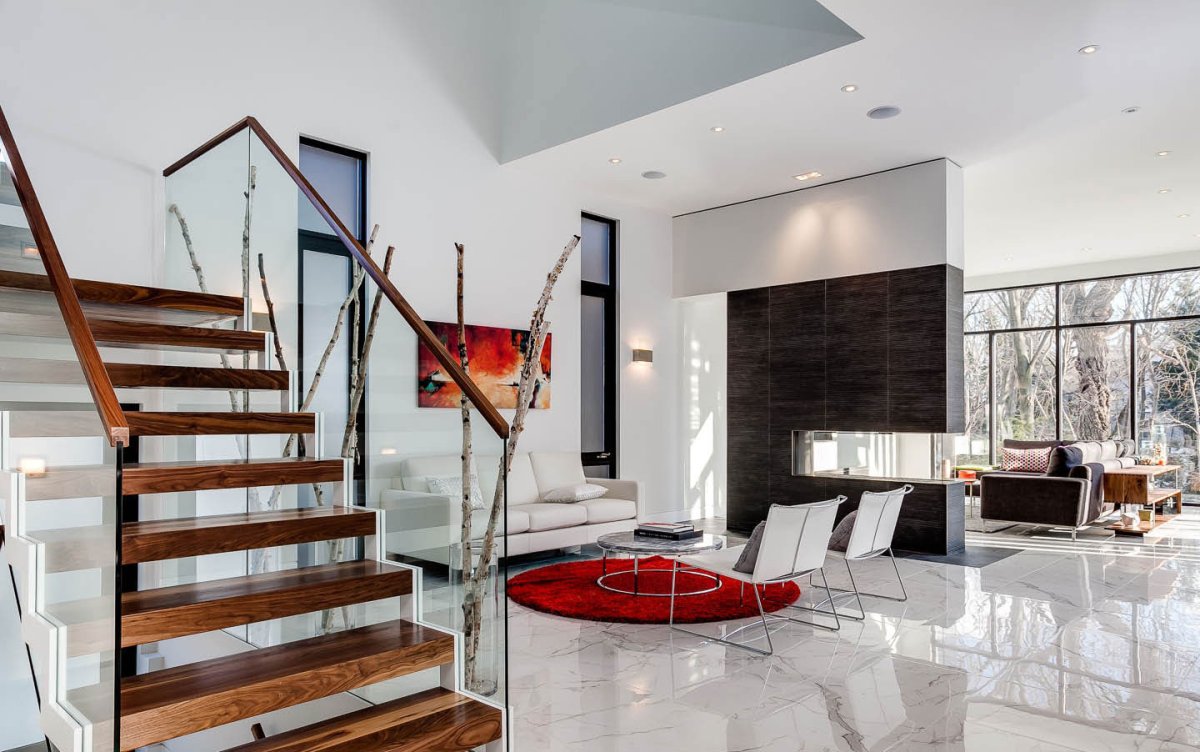 Современная лестница в доме