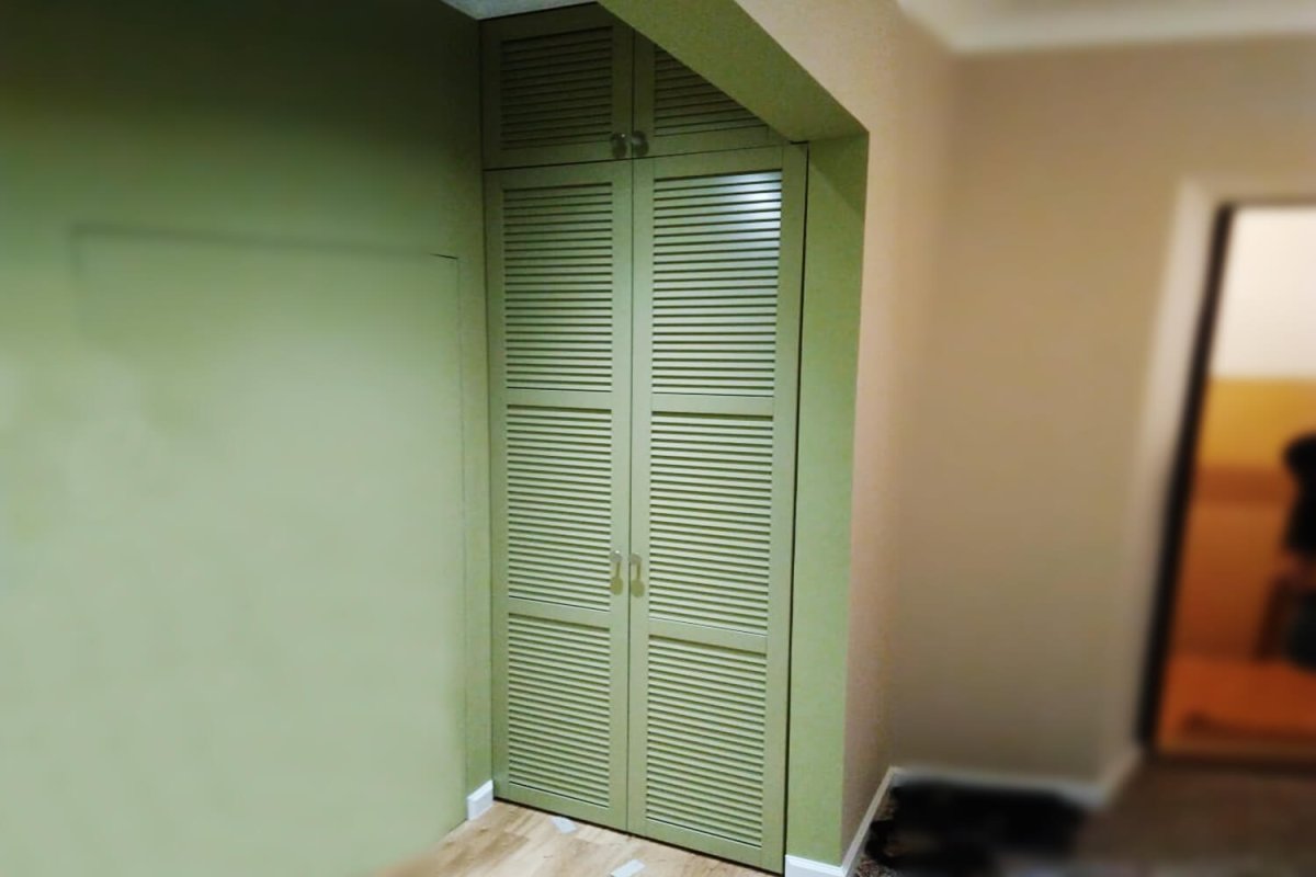 Жалюзийные дверцы под лестницей