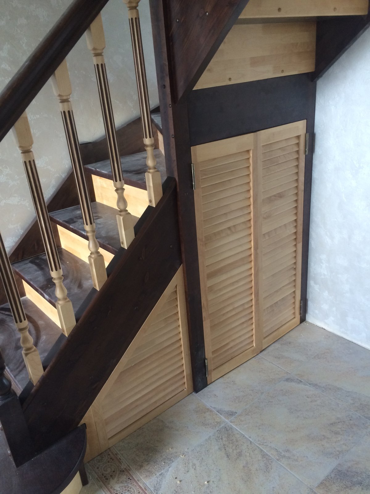 Шкаф под деревянной лестницей