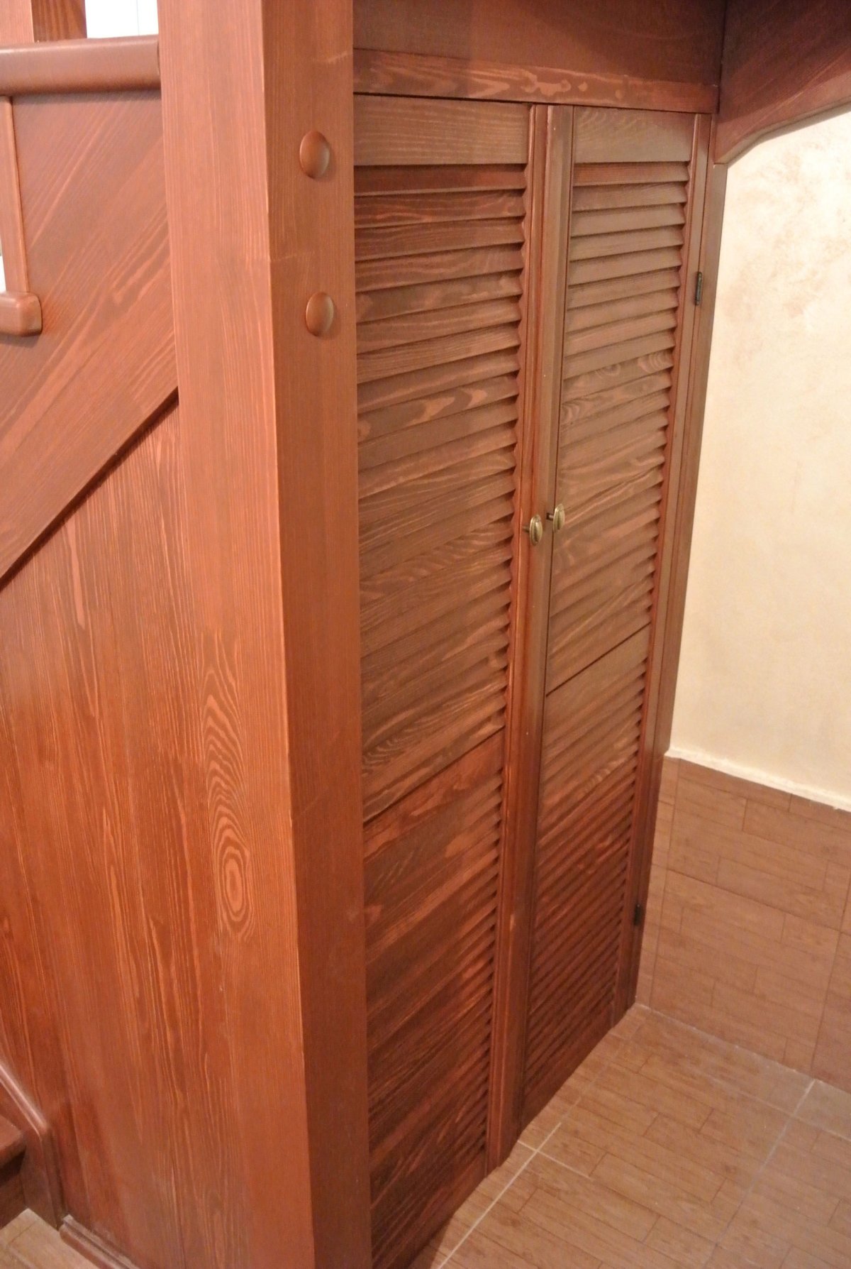 Дверцы под лестницей