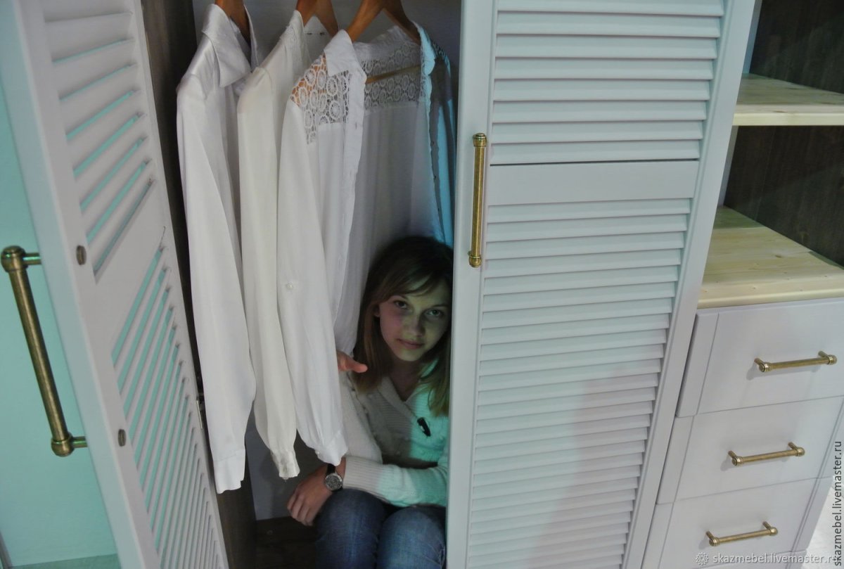 Дверцы под лестницей