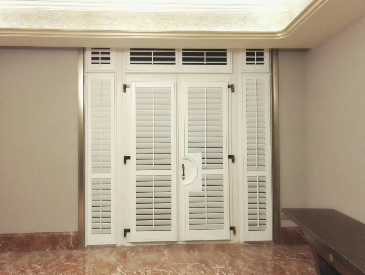 Дверцы под лестницей