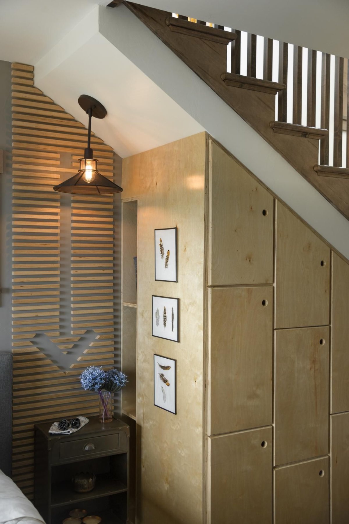 Шкаф с жалюзийными дверцами