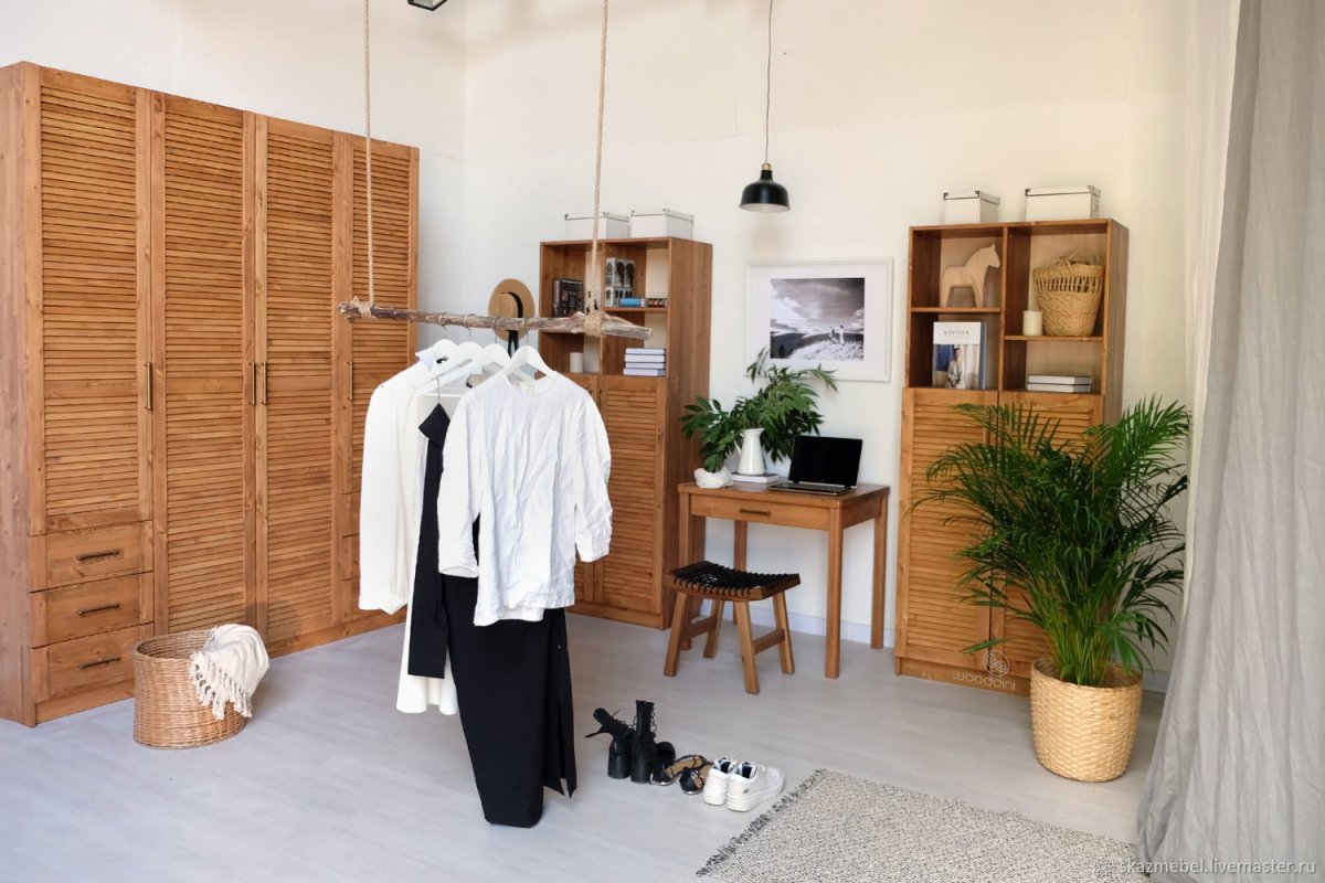 Под лестницей кладовка с дверью