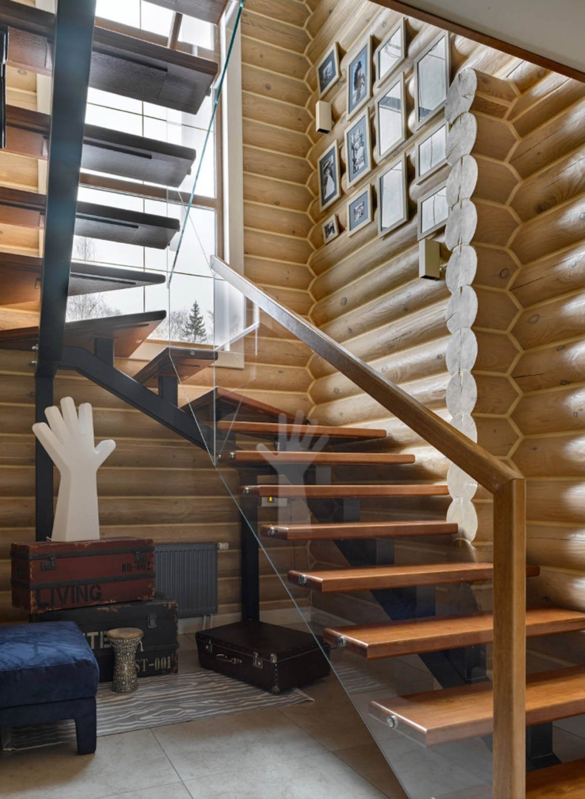 Десница в деревянном доме