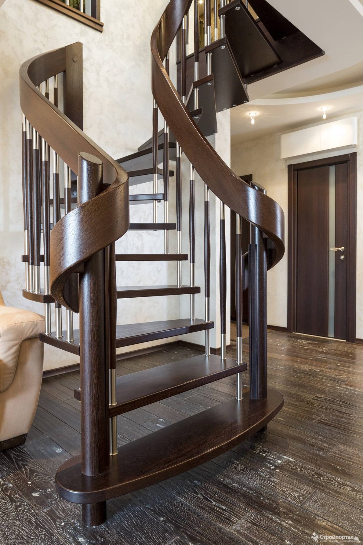 Лестница изогнутые перила