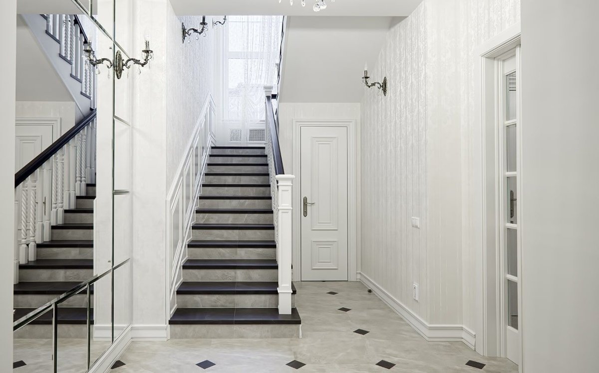 Светлая прихожая с лестницей