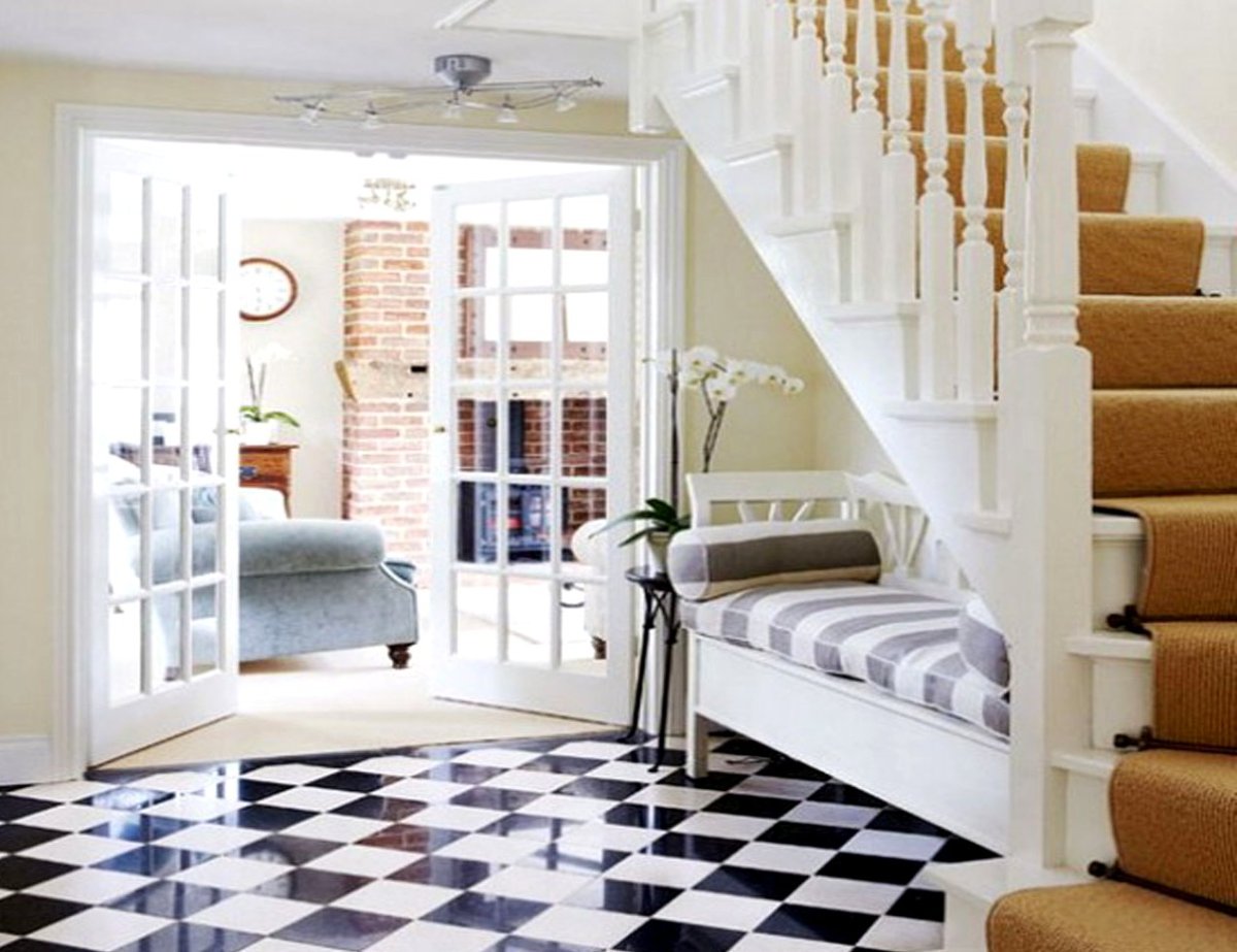 Плитка в прихожей с лестницей