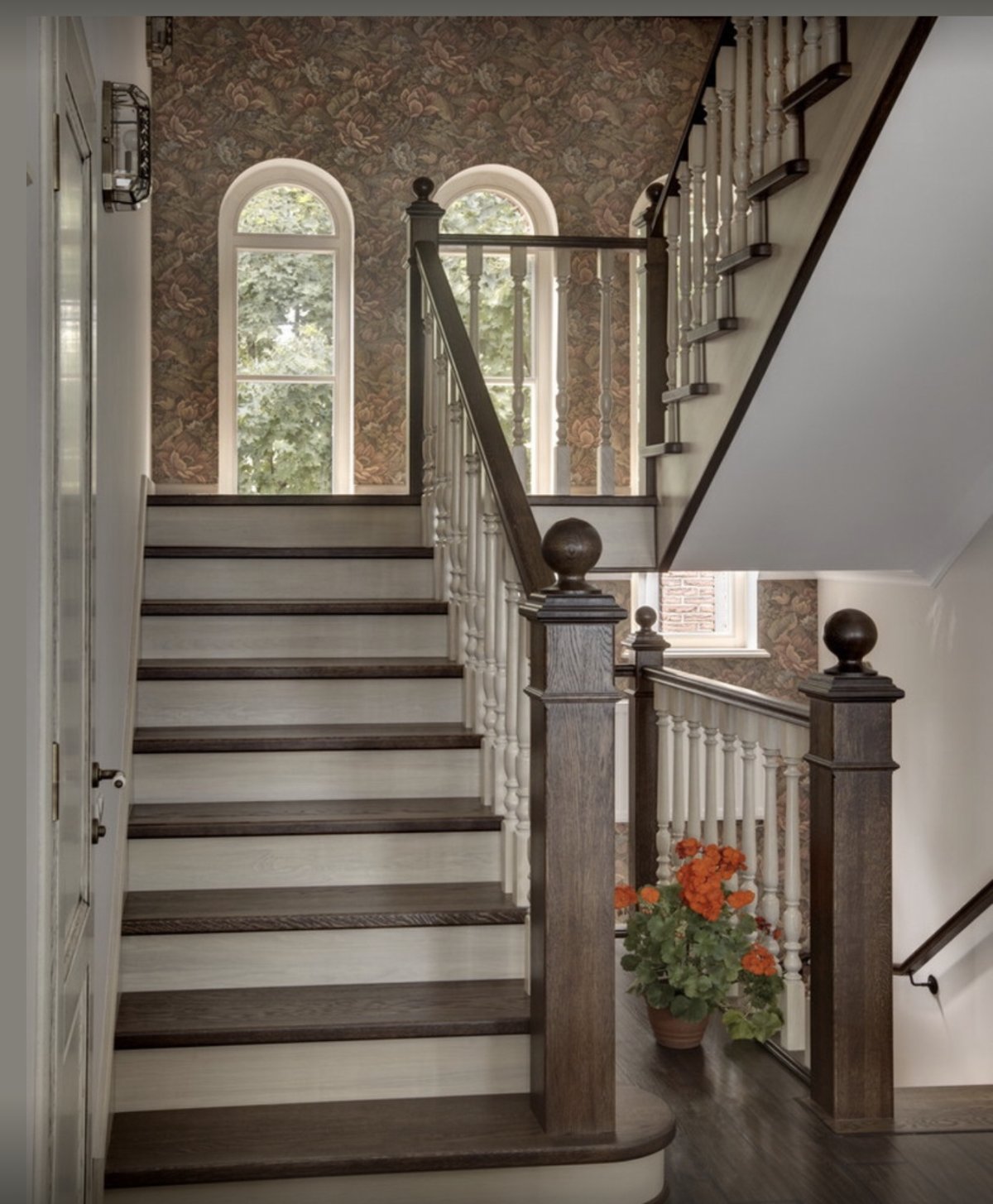 П образная лестница в интерьере коттеджа