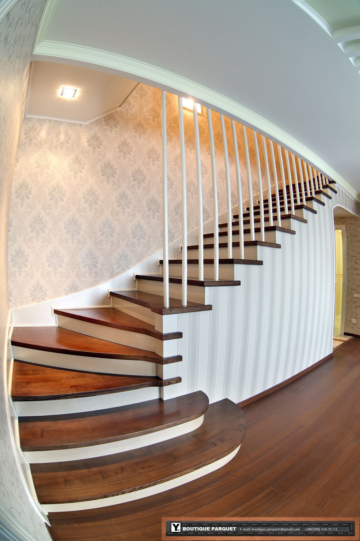 Массивная деревянная лестница