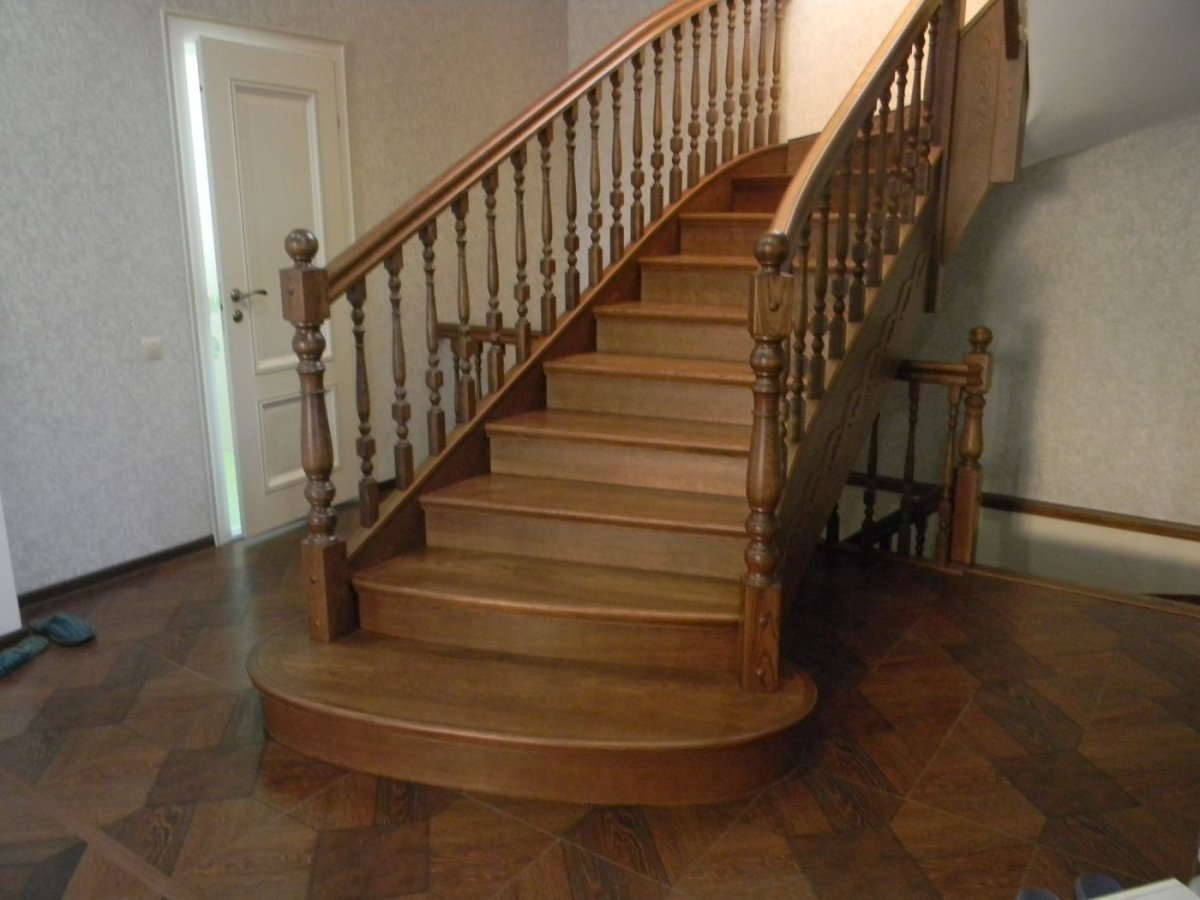 Пригласительная ступень деревянной лестницы