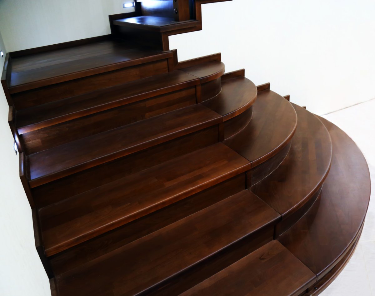 Лестница из американского ореха