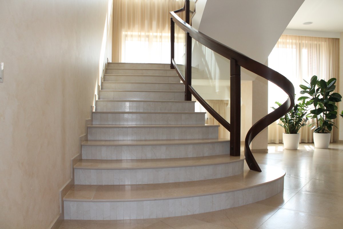 Деревянная лестница классика